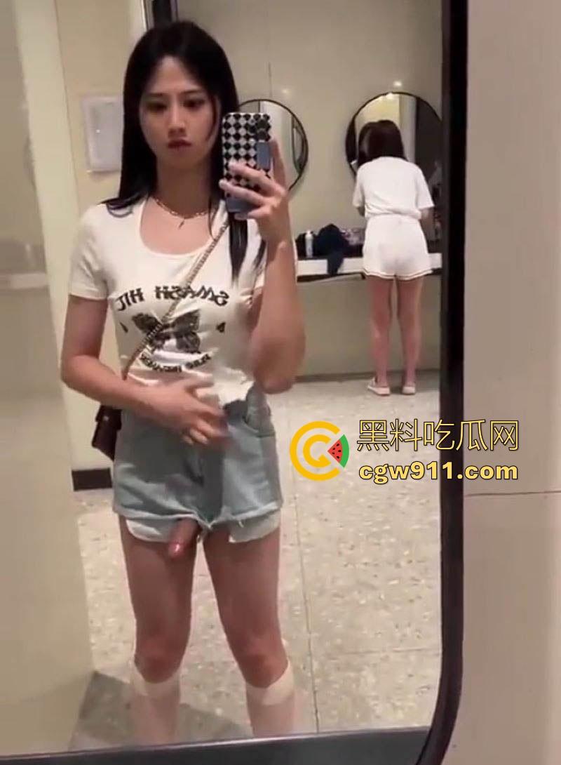 女装大佬挑战女厕所撸屌!清秀妆容下暗藏巨屌,当众对镜自慰喷射,巨屌一亮,瞬间颠覆三观!-4