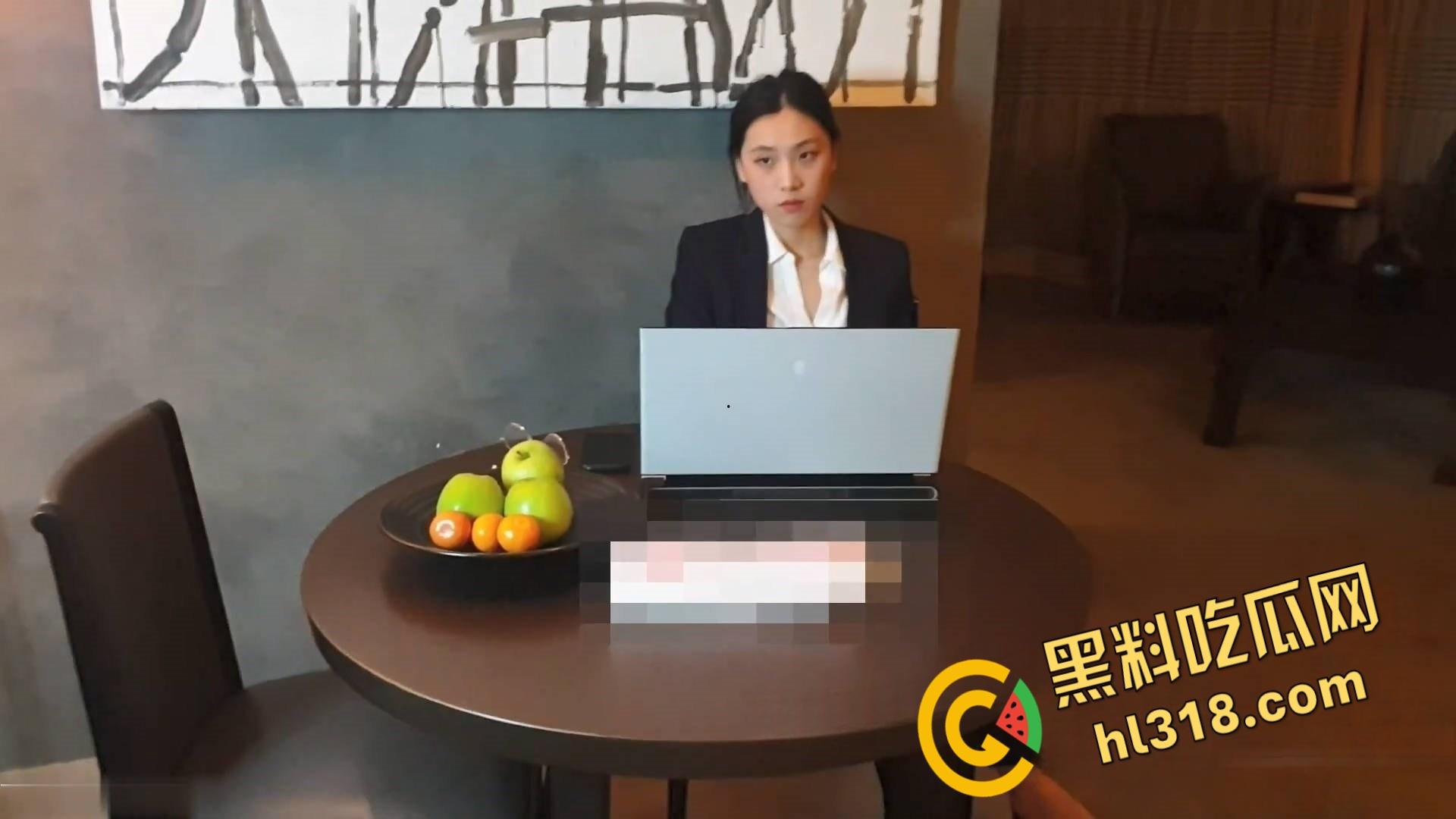 推特御姐juneliu最新作品，性感漂亮女上司用榨干精液的方式，惩罚第一天上班迟到的男下属 ！-1