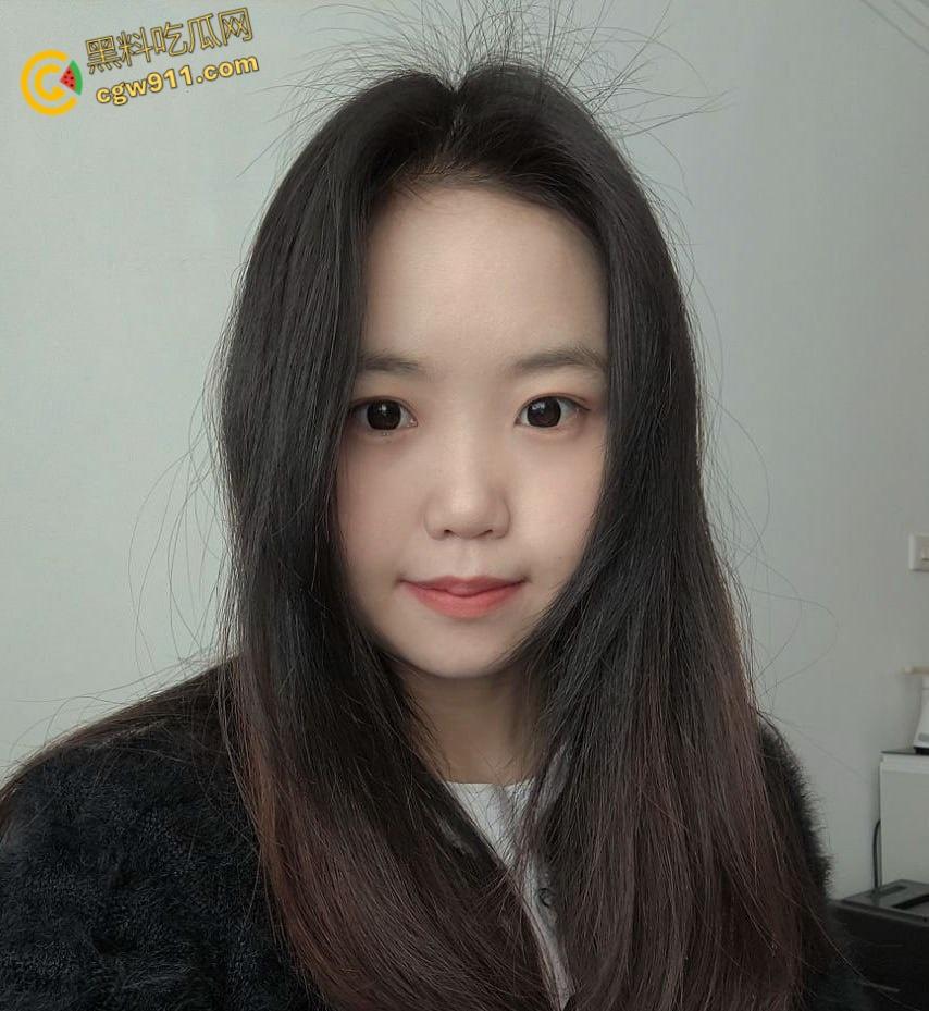 甘肃反差眼镜妹【于雪】，超前消费欠下高额裸贷失联，被债主曝光全裸视频，太过投入给自己整高潮了！-2