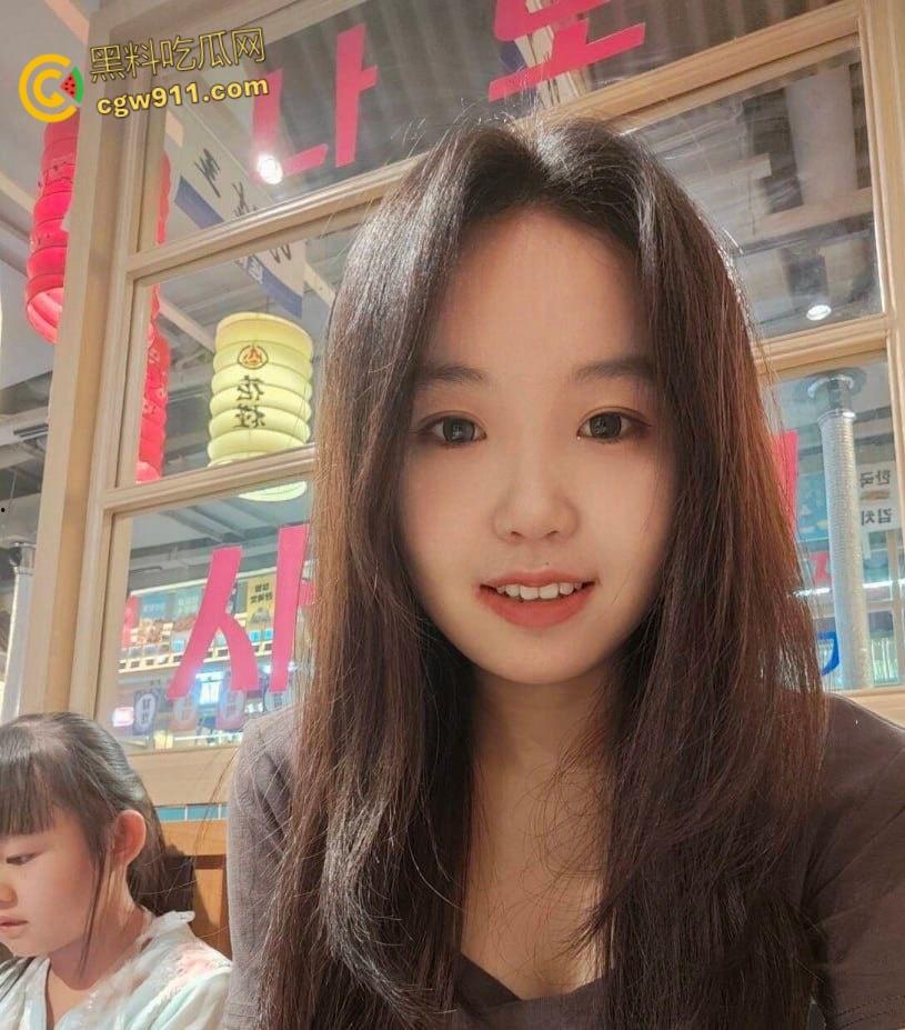 甘肃反差眼镜妹【于雪】，超前消费欠下高额裸贷失联，被债主曝光全裸视频，太过投入给自己整高潮了！-4