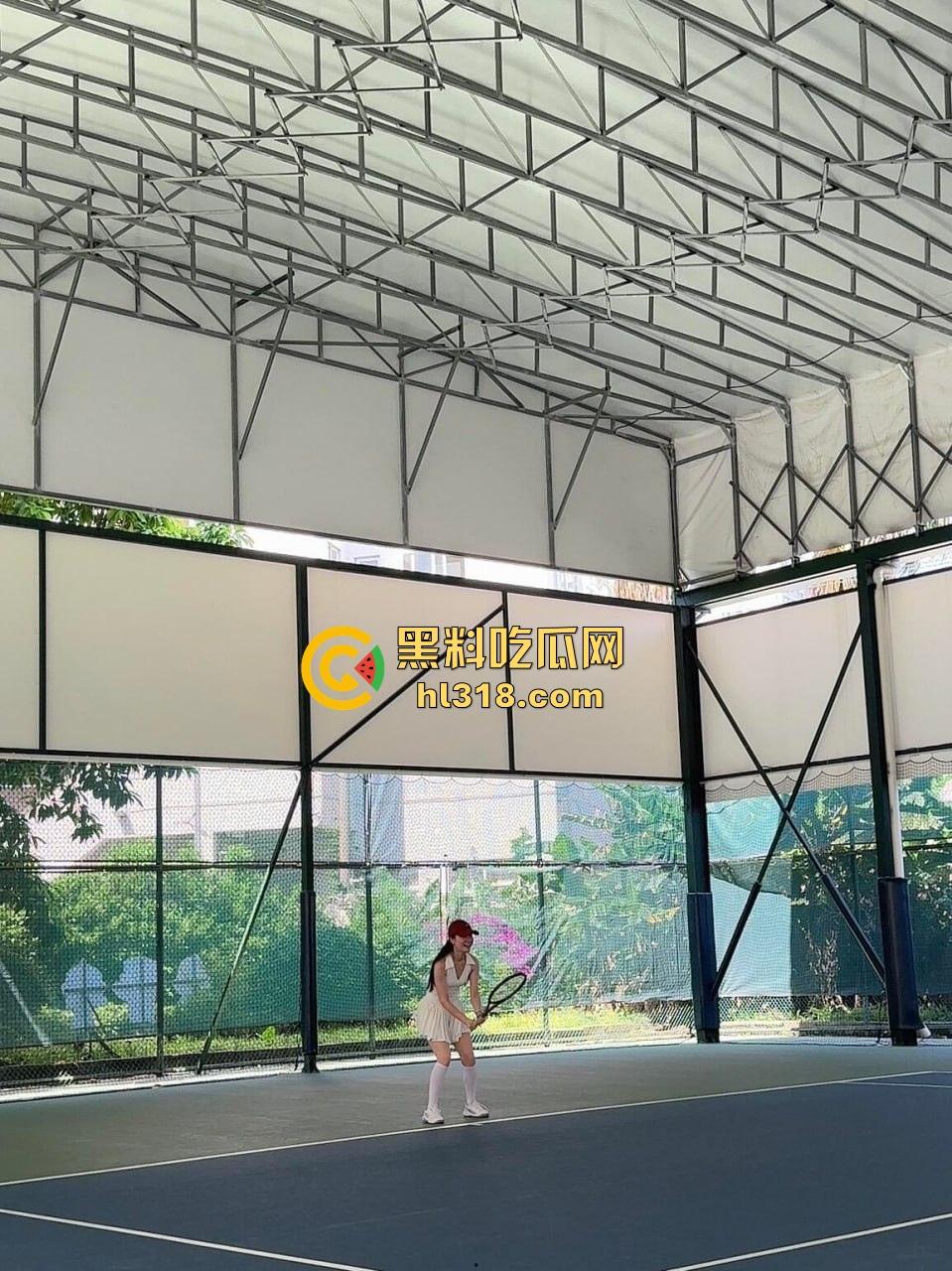 富哥分享他的网球搭子！高颜值极品身材，肥而不腻关键口交技术一级棒，不愧是富哥吃的就是好！-1