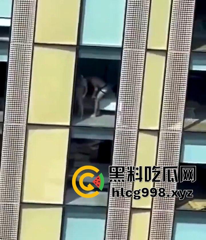 我嘞个骚刚！瓜友投稿酒店偷拍，激情后入到一半才发现是俩男的在搞！-2