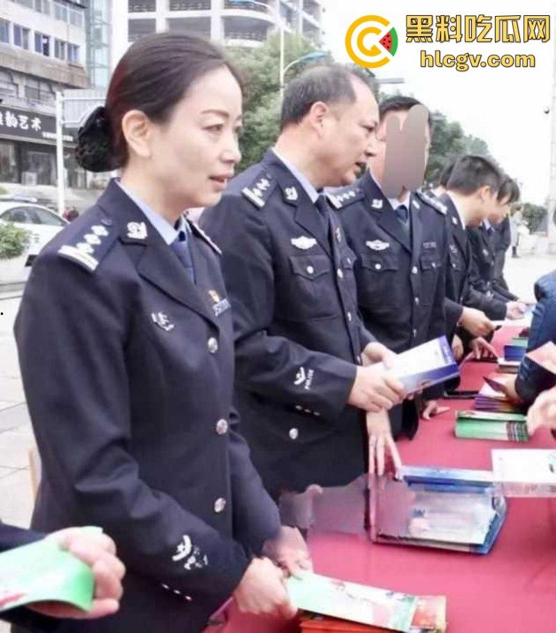 湖北省宜昌市公安局女局长【郑兴华】上厕所被前夫大胆偷拍 美臀鲍鱼清晰露出！-2