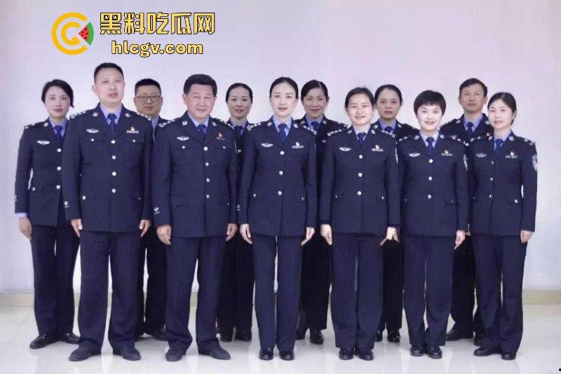 湖北省宜昌市公安局女局长【郑兴华】上厕所被前夫大胆偷拍 美臀鲍鱼清晰露出！-5