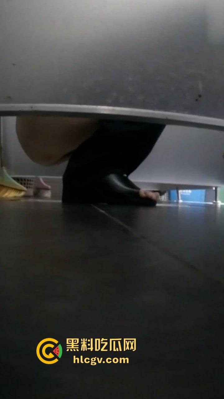 湖北省宜昌市公安局女局长【郑兴华】上厕所被前夫大胆偷拍 美臀鲍鱼清晰露出！-8