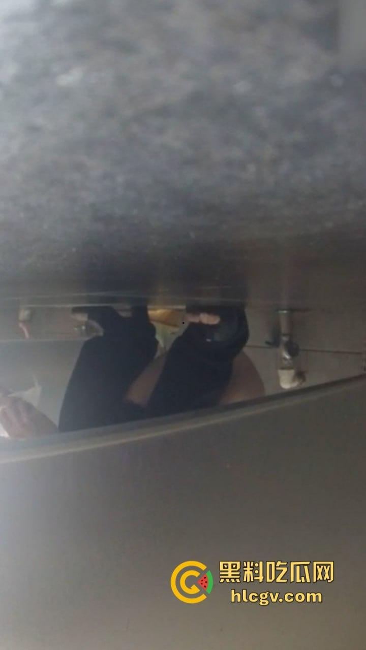 湖北省宜昌市公安局女局长【郑兴华】上厕所被前夫大胆偷拍 美臀鲍鱼清晰露出！-11