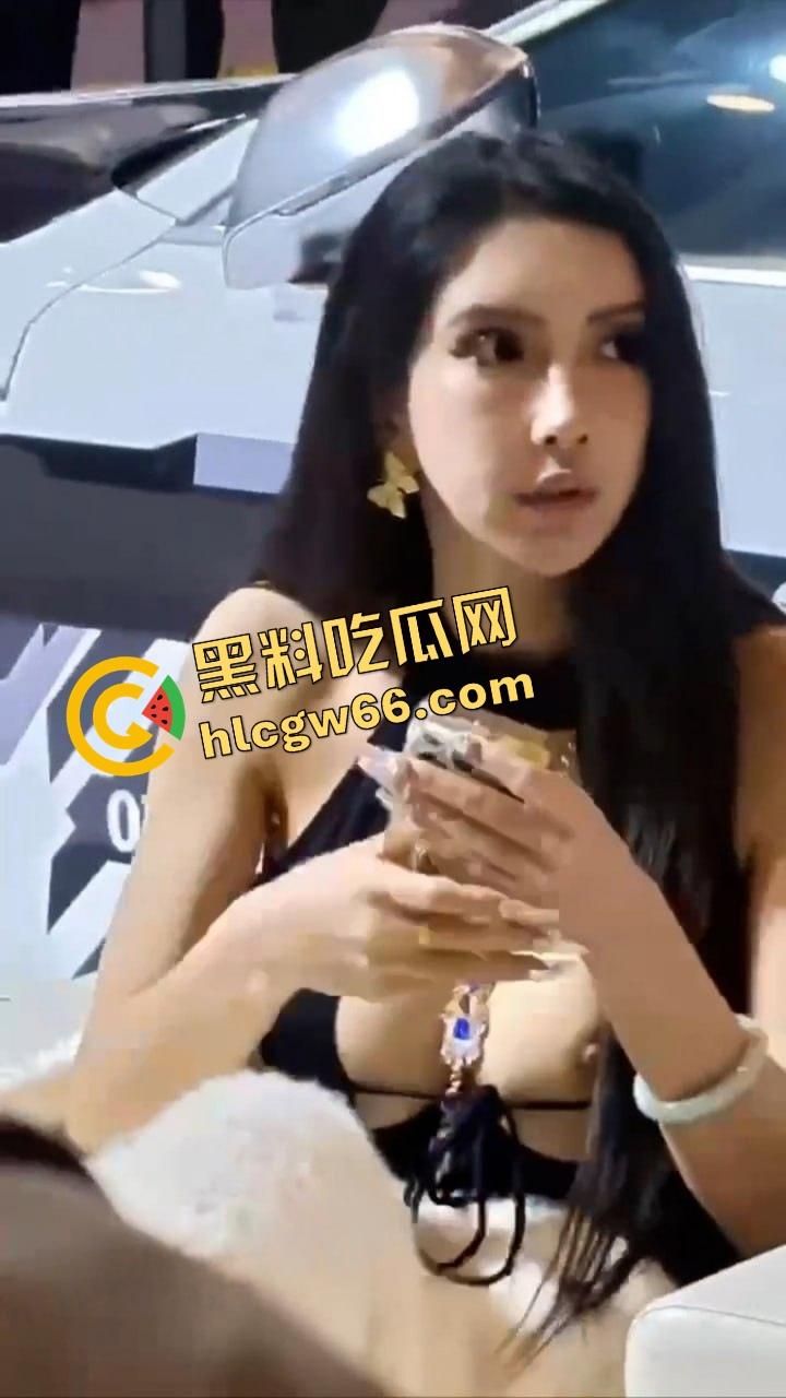 苏州车展车模露奶走光,中分吊带挂不住巨奶,奶头跑出来都不知道,骚样像等人来操!-2