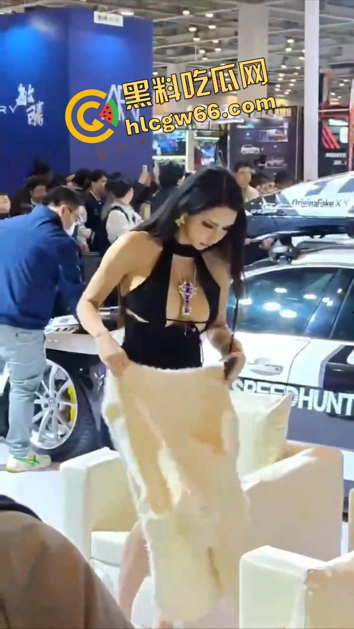 苏州车展车模露奶走光,中分吊带挂不住巨奶,奶头跑出来都不知道,骚样像等人来操!-3