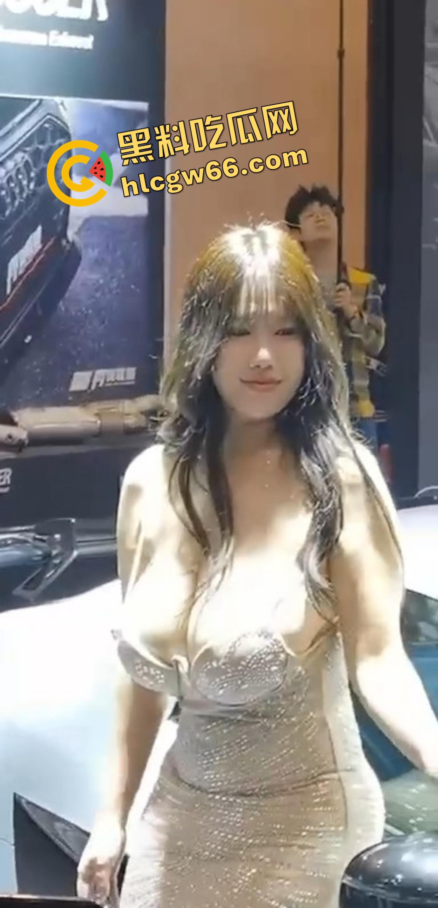 苏州车展车模露奶走光,中分吊带挂不住巨奶,奶头跑出来都不知道,骚样像等人来操!-7