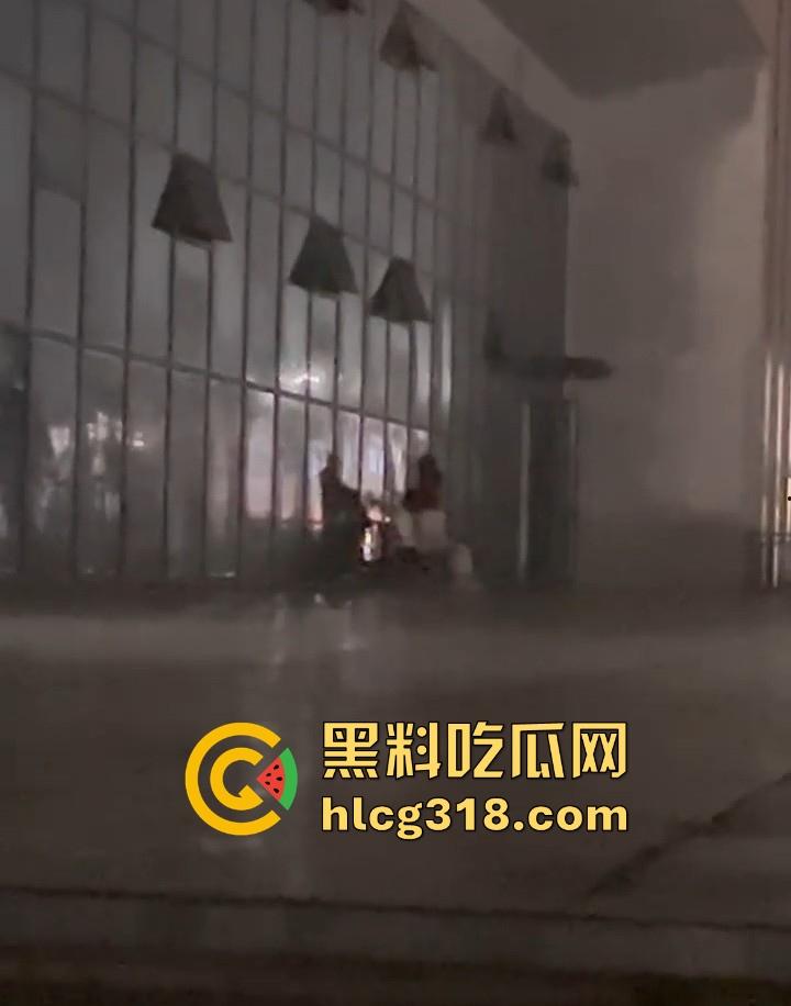 广西某职高情侣露出野战，在学校操场长椅激情啪啪，果然是年轻人开房钱都省了。-2