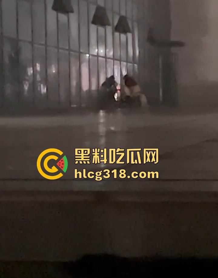 广西某职高情侣露出野战，在学校操场长椅激情啪啪，果然是年轻人开房钱都省了。-3