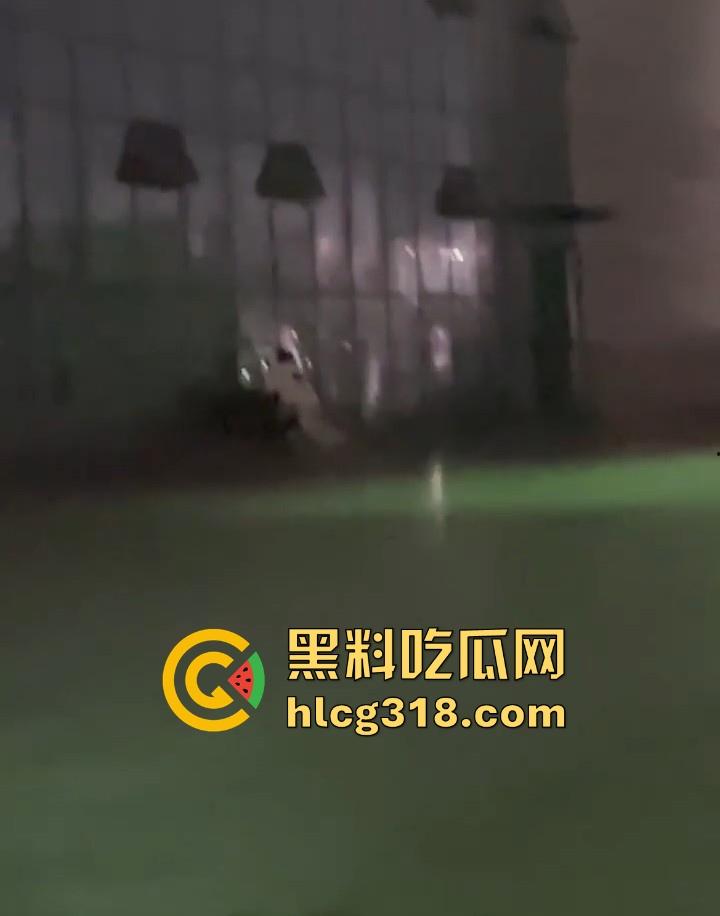 广西某职高情侣露出野战，在学校操场长椅激情啪啪，果然是年轻人开房钱都省了。-8