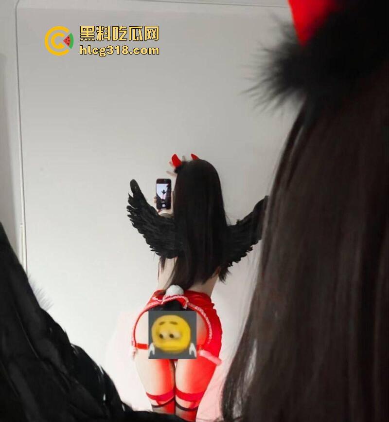 山西清纯学生妹【徐玮怡】约炮视频曝光，性瘾反差妹喜欢背着男友聊骚偷人，纯纯的骚母狗一枚。-5