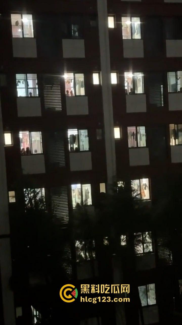 这真忍不了！【西安信息职业学院】因不满高额宿费 还断电断网学生集体硬核喊楼退钱-5