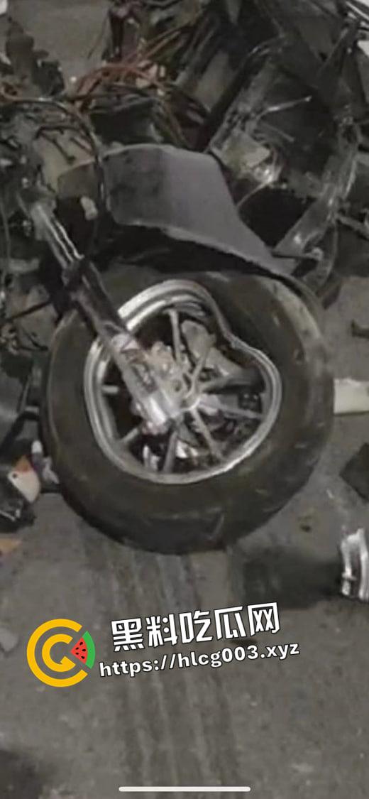 广东白云五线摩友聚会车祸现场 摩托车电摩迎面相撞  人和车都撞碎了 希望人有事！-2