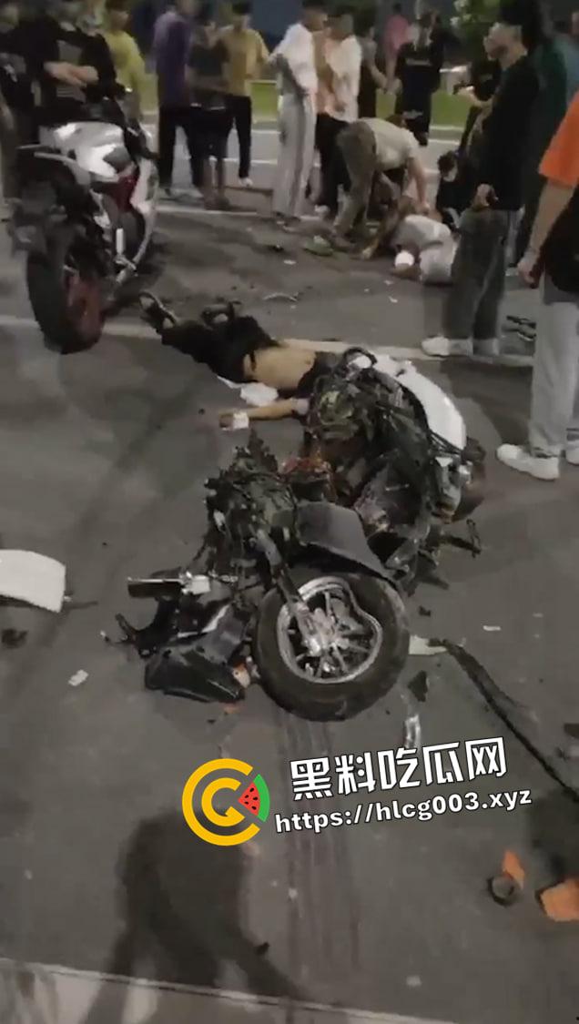 广东白云五线摩友聚会车祸现场 摩托车电摩迎面相撞  人和车都撞碎了 希望人有事！-3