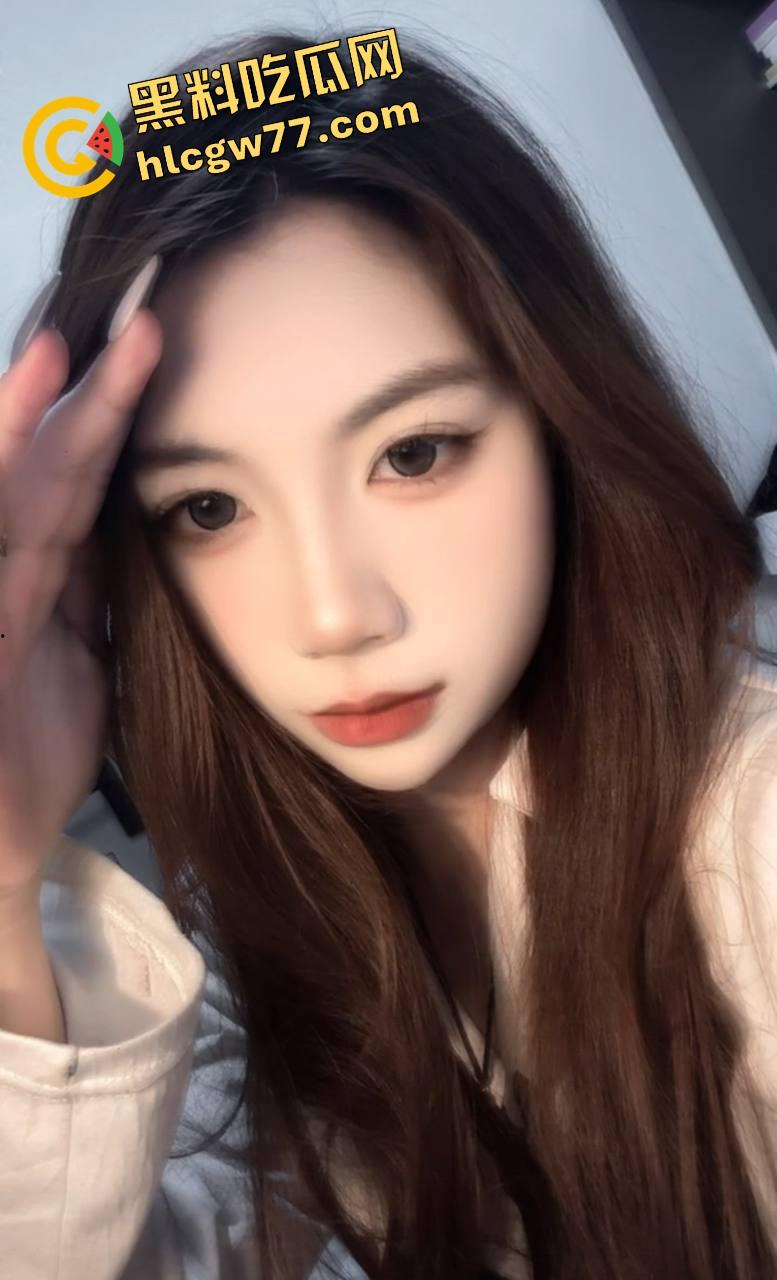 安徽巨乳女秘书『高燕』装纯办公室自慰被同事抓现行，轮着干逼射爆脸，脸上的精液像糊墙！-2