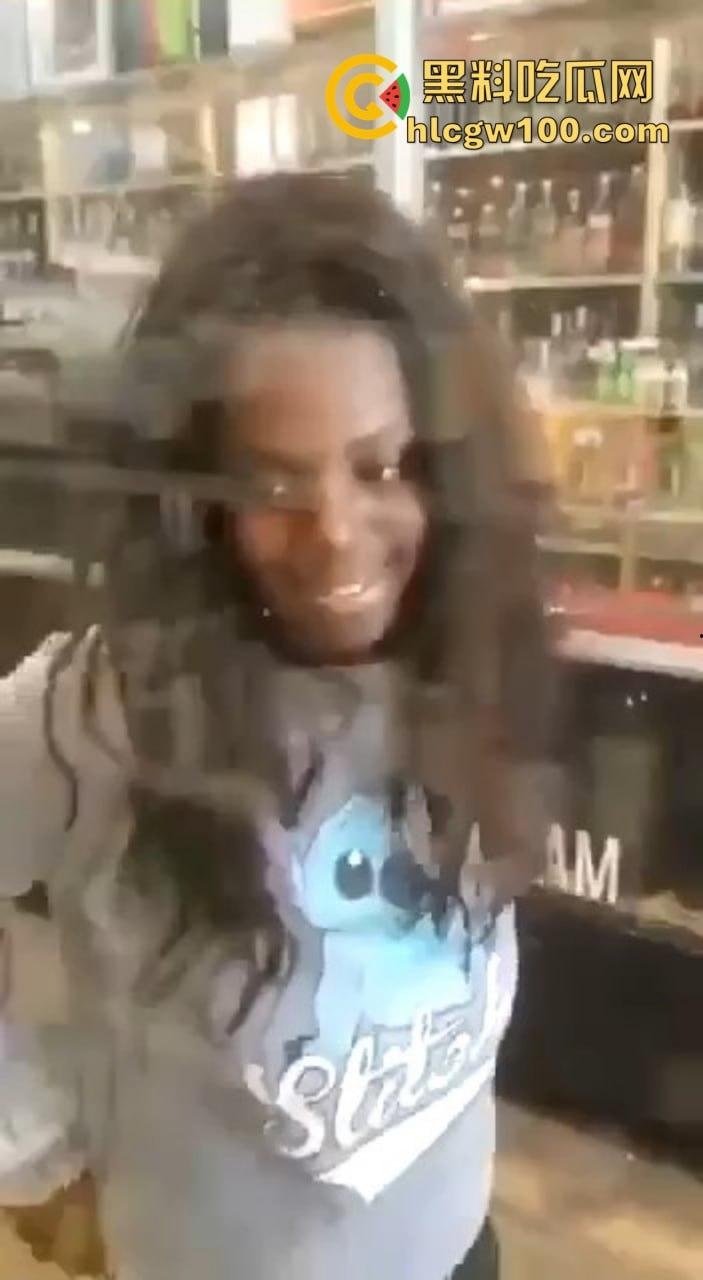 黑妹骚操作放尿全程公开,姿势熟练到让人看呆,完事还知道擦一擦,这骚劲真是让人服了!-1