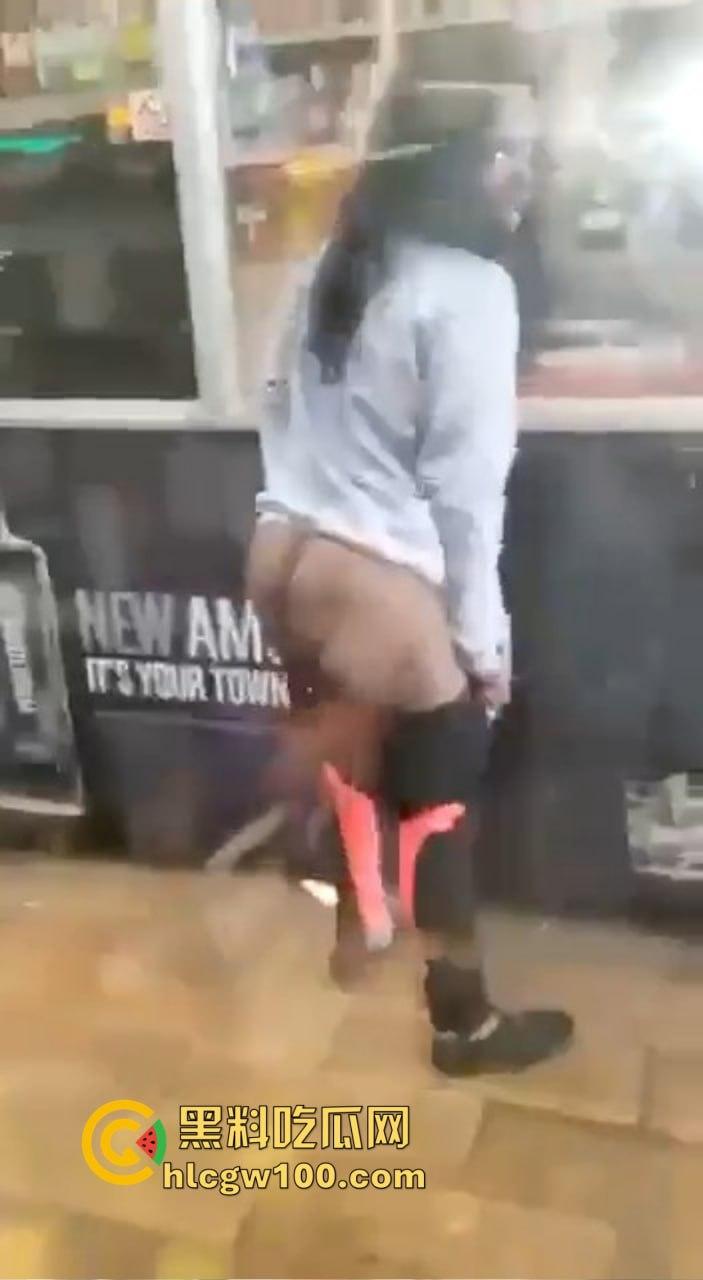 黑妹骚操作放尿全程公开,姿势熟练到让人看呆,完事还知道擦一擦,这骚劲真是让人服了!-2