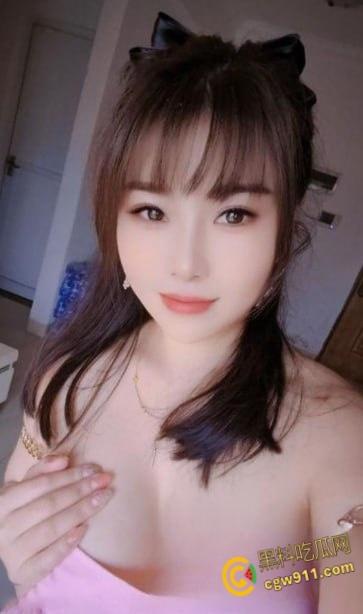 快手少妇【佳怡姐姐】,身穿性感翘臀牛仔裤,剪洞打桩后入爆操嫩穴,小树林户外激情野战 !-2