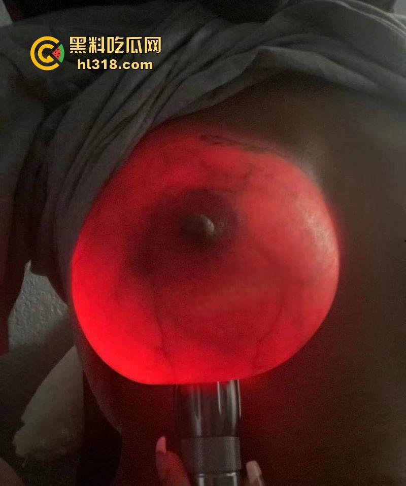 教大家如何分辨假胸，其实假胸跟灯罩一个道理，打灯上去就会完全透，宛如一个宇宙飞船！-3