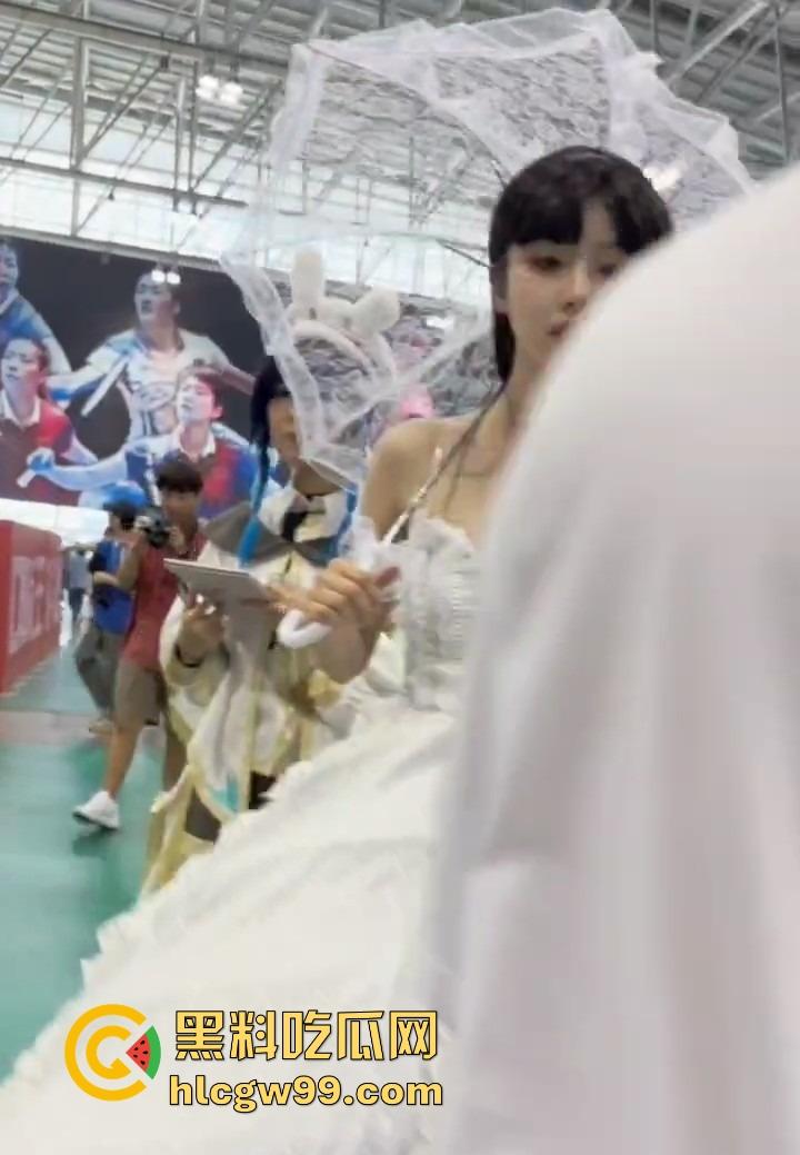 漫展福利拉满，双马尾JK女仆、白丝婚纱妹清纯亮相，抄底绅士们快冲，软萌萝莉妹子白内裤细节太绝！-1