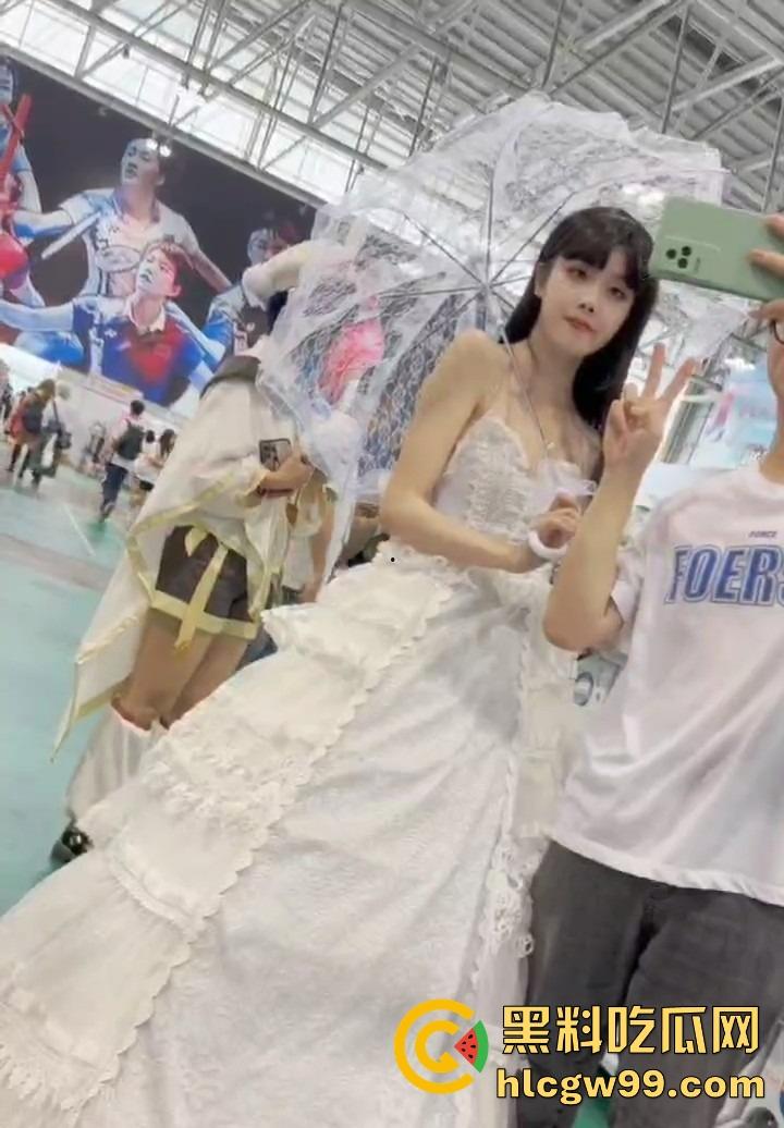 漫展福利拉满，双马尾JK女仆、白丝婚纱妹清纯亮相，抄底绅士们快冲，软萌萝莉妹子白内裤细节太绝！-2