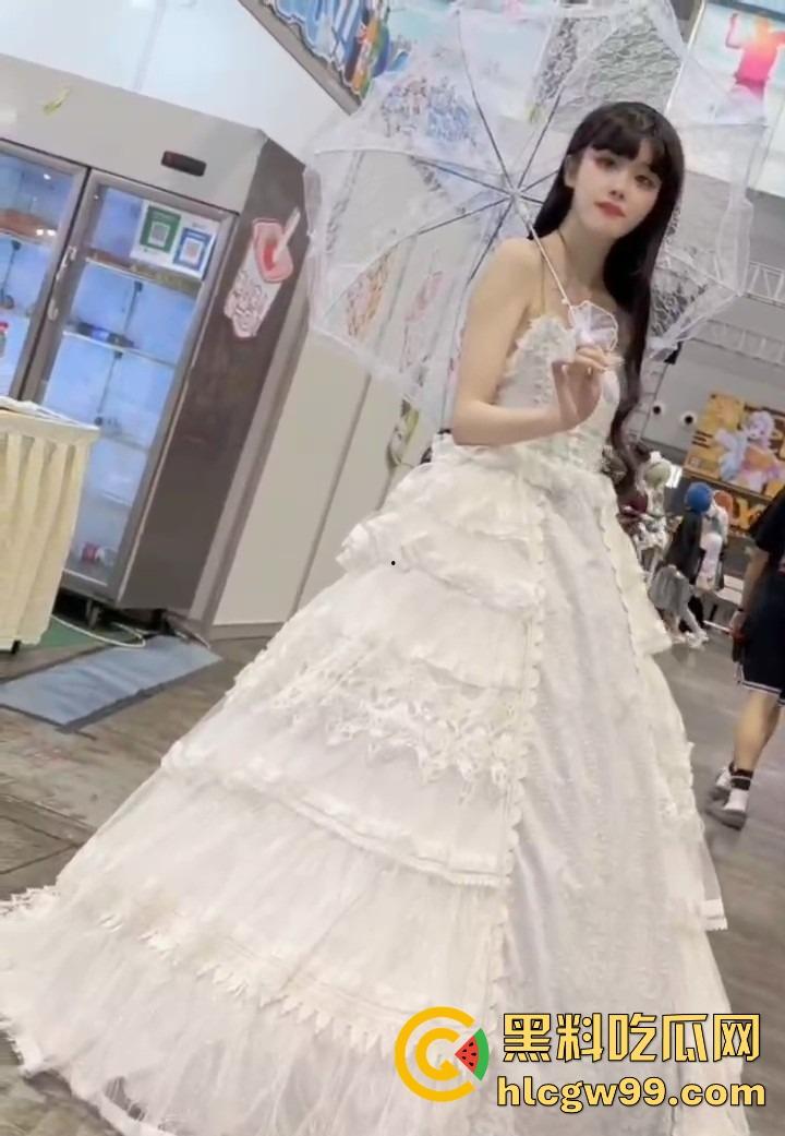 漫展福利拉满，双马尾JK女仆、白丝婚纱妹清纯亮相，抄底绅士们快冲，软萌萝莉妹子白内裤细节太绝！-4