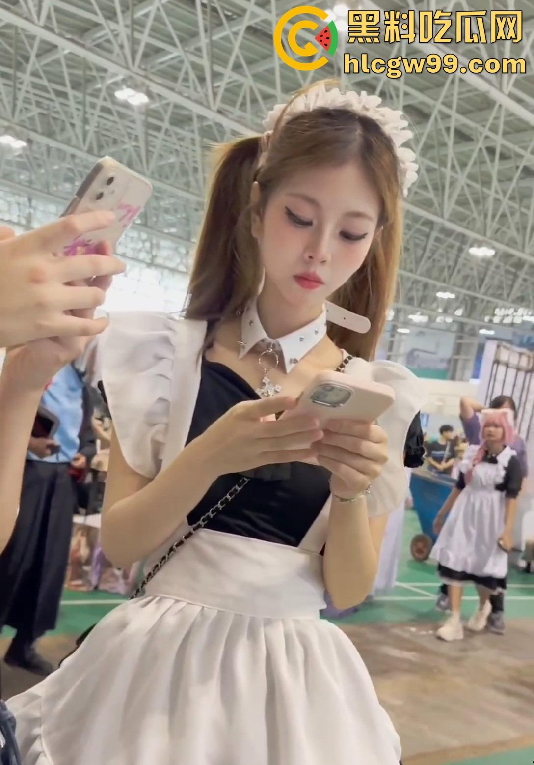 漫展福利拉满，双马尾JK女仆、白丝婚纱妹清纯亮相，抄底绅士们快冲，软萌萝莉妹子白内裤细节太绝！-5