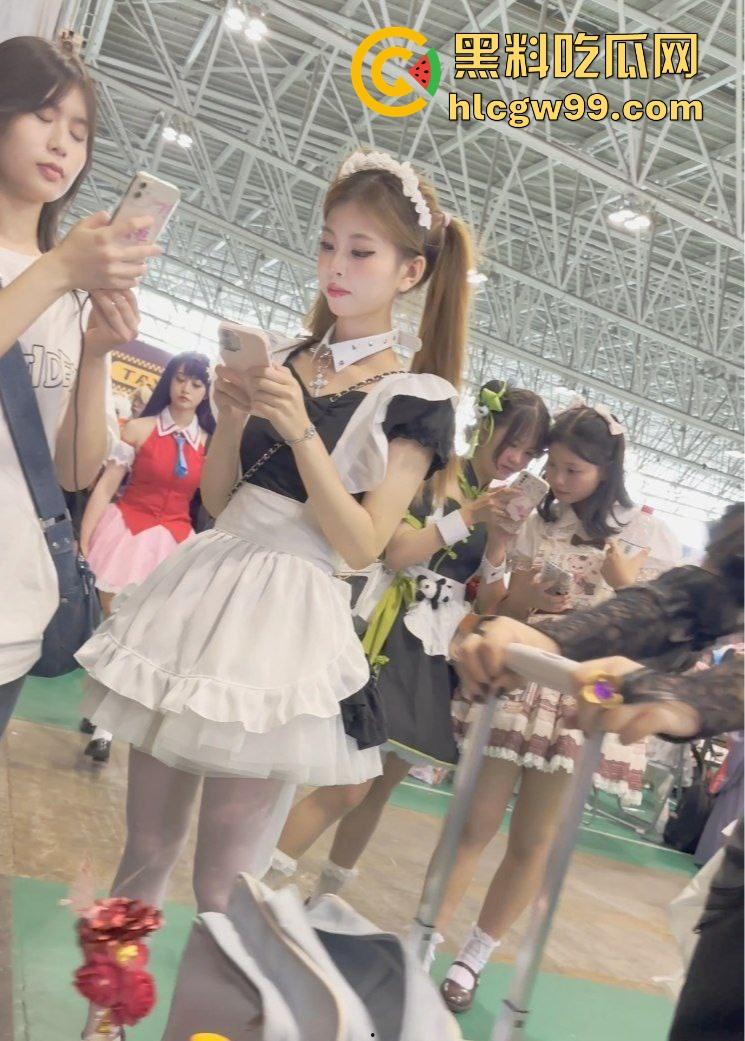 漫展福利拉满，双马尾JK女仆、白丝婚纱妹清纯亮相，抄底绅士们快冲，软萌萝莉妹子白内裤细节太绝！-6