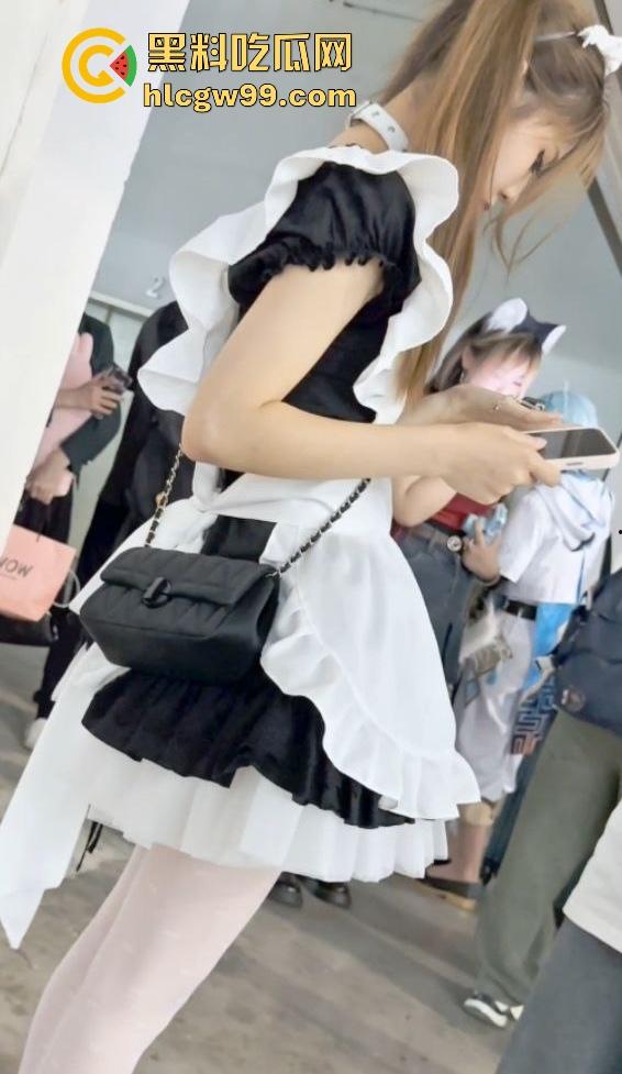 漫展福利拉满，双马尾JK女仆、白丝婚纱妹清纯亮相，抄底绅士们快冲，软萌萝莉妹子白内裤细节太绝！-8