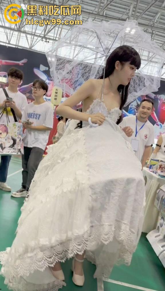 漫展福利拉满，双马尾JK女仆、白丝婚纱妹清纯亮相，抄底绅士们快冲，软萌萝莉妹子白内裤细节太绝！-9