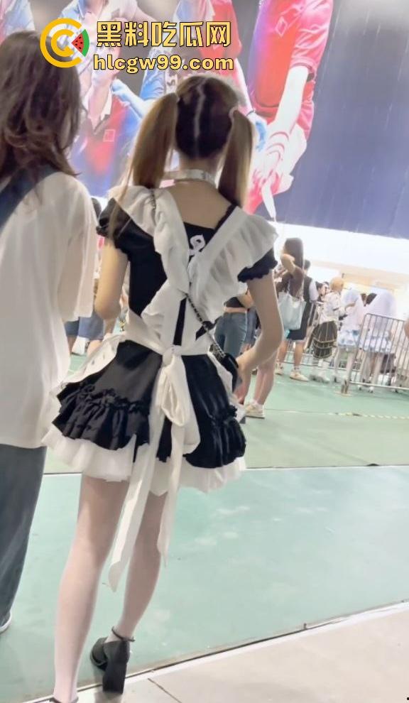 漫展福利拉满，双马尾JK女仆、白丝婚纱妹清纯亮相，抄底绅士们快冲，软萌萝莉妹子白内裤细节太绝！-10