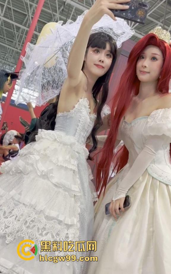 漫展福利拉满，双马尾JK女仆、白丝婚纱妹清纯亮相，抄底绅士们快冲，软萌萝莉妹子白内裤细节太绝！-13