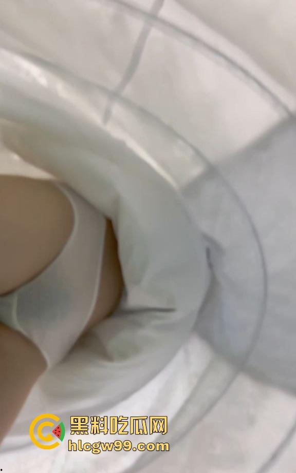 漫展福利拉满，双马尾JK女仆、白丝婚纱妹清纯亮相，抄底绅士们快冲，软萌萝莉妹子白内裤细节太绝！-20