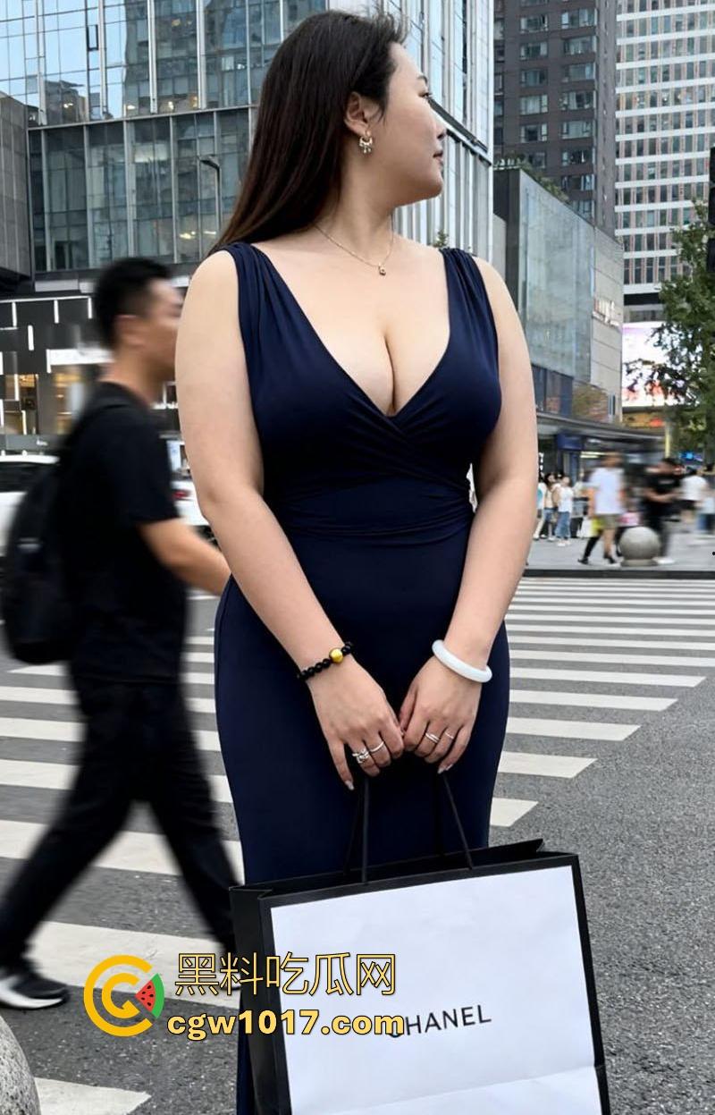 杭州微胖富婆【李美美】重金拿下自己的健身教练，巨乳坦克无套后入直接开干，肌肉教练奋力输出只为富婆满足！-1