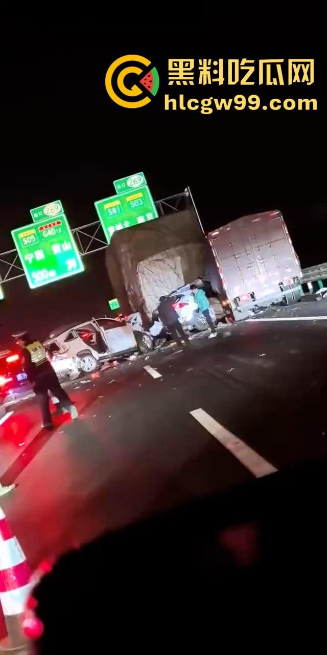 沪渝高速多车连环追尾,现场惨烈!小车加塞大车被夹成汉堡肉馅,现场警笛声不断-1