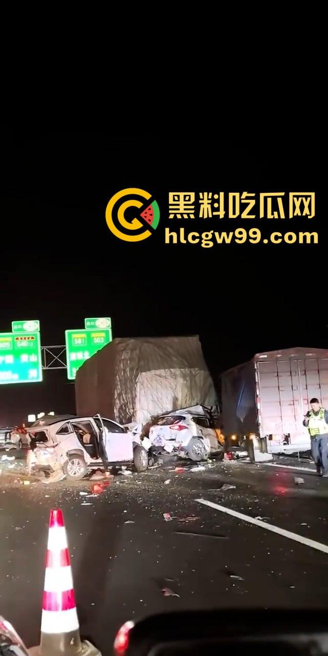 沪渝高速多车连环追尾,现场惨烈!小车加塞大车被夹成汉堡肉馅,现场警笛声不断-2