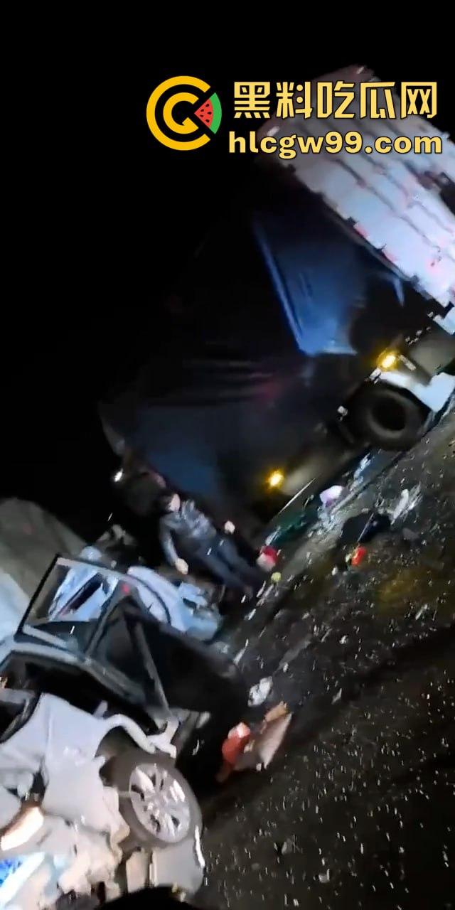 沪渝高速多车连环追尾,现场惨烈!小车加塞大车被夹成汉堡肉馅,现场警笛声不断-3