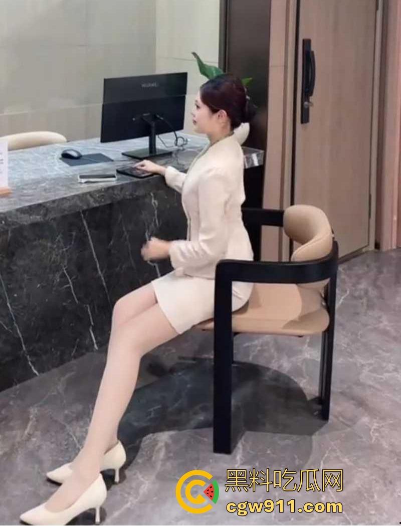 长沙保定售楼小姐【李文慧】为事业献身客户,黑丝母狗露奶女仆装,玩足交穿开裆撅腚挨操,业绩淫技两手抓啊!-3