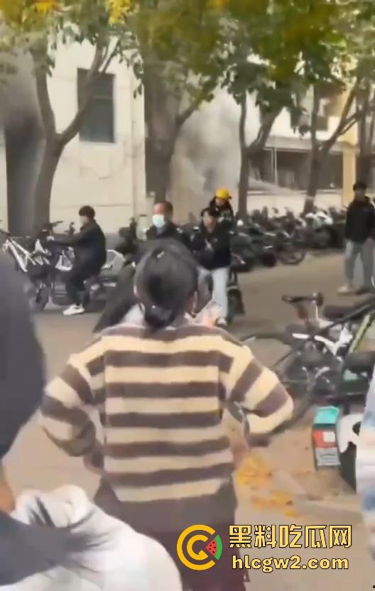 齐鲁大学宿舍楼突发大火！学生被困门口，刷脸闸门不让过，校方回应引热议！-9