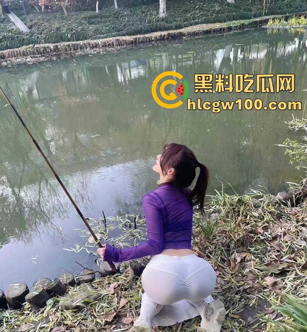 桥下风景大不同，钓鱼佬好不容易休假钓鱼，结果撞见野战现场，鱼没钓到兴趣全被别的勾走了！-4