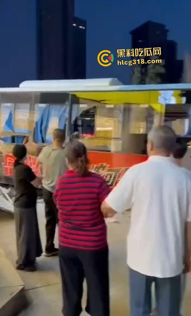 沈阳公交司机因被大学生拒绝暴怒撞人！行人飞摔血溅路面，车毁人亡如保龄球！-5