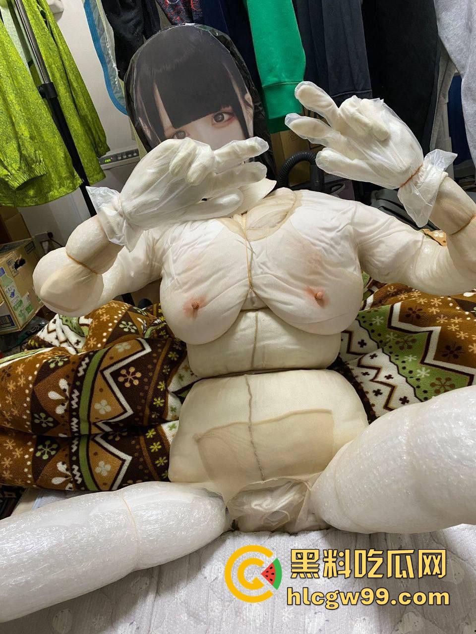 高手在民间!牛人自制毛巾纸人娃娃,硅胶保安娃娃眼珠子都吓掉了,兄弟你能不能整点阳间的玩意儿?-3