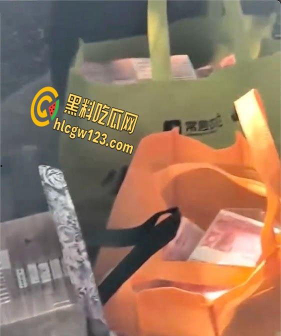 宝马哥豪掷300万现金街头撒钱，霸气扬言买奔驰砸烂，钞票狂舞撩爆全场！-3