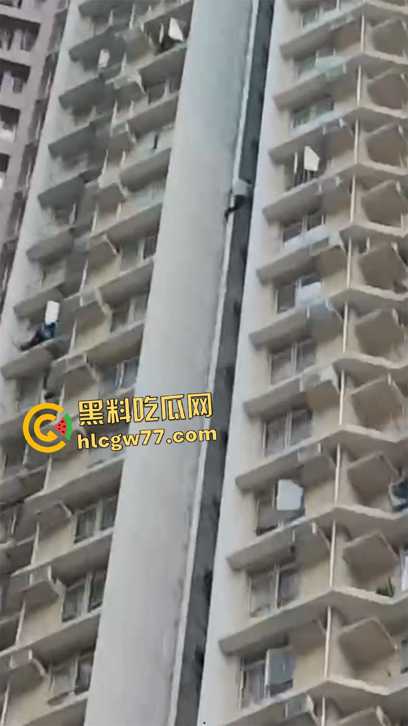 香港惊现蜘蛛侠,一男子顺高层水管爬行,据悉是情夫结果老公提前回家,老哥胆子真大啊!-1