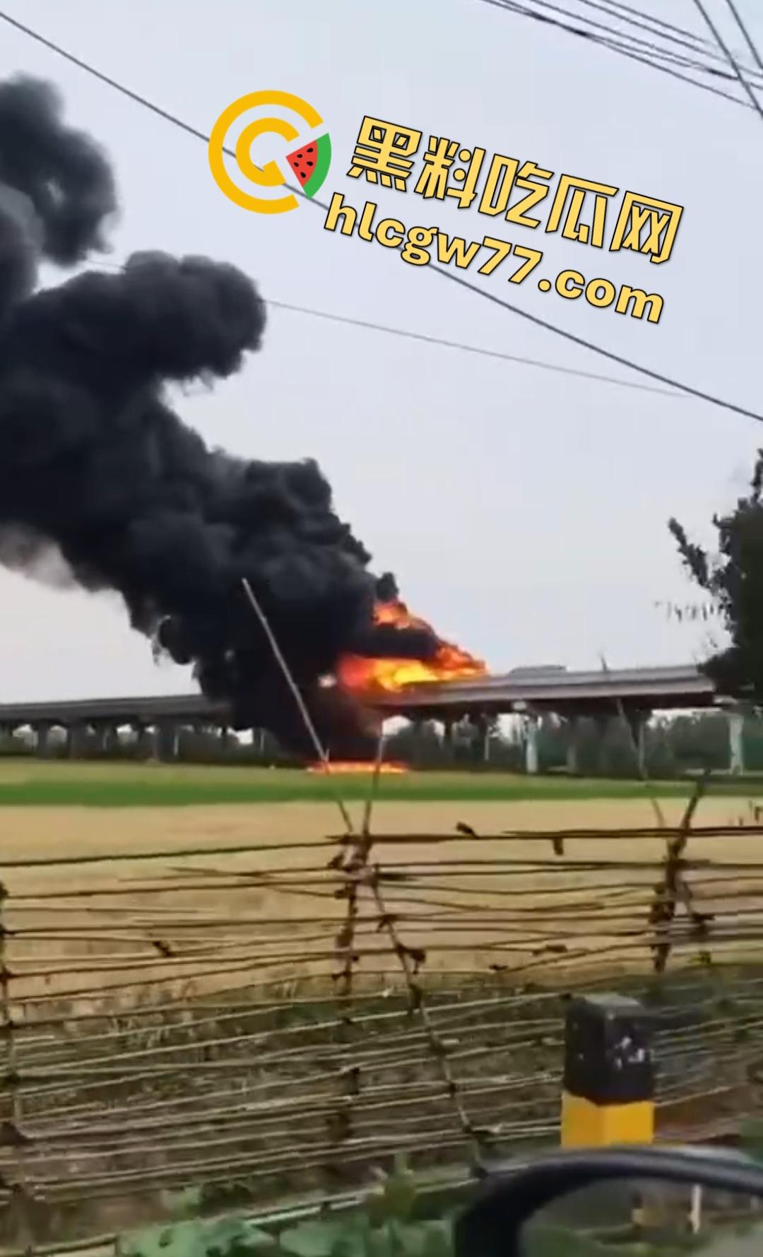 合肥德上高速丰乐河大车因小鸟撞爆油箱可疑引火，司机和消防员被炸飞牺牲！-2