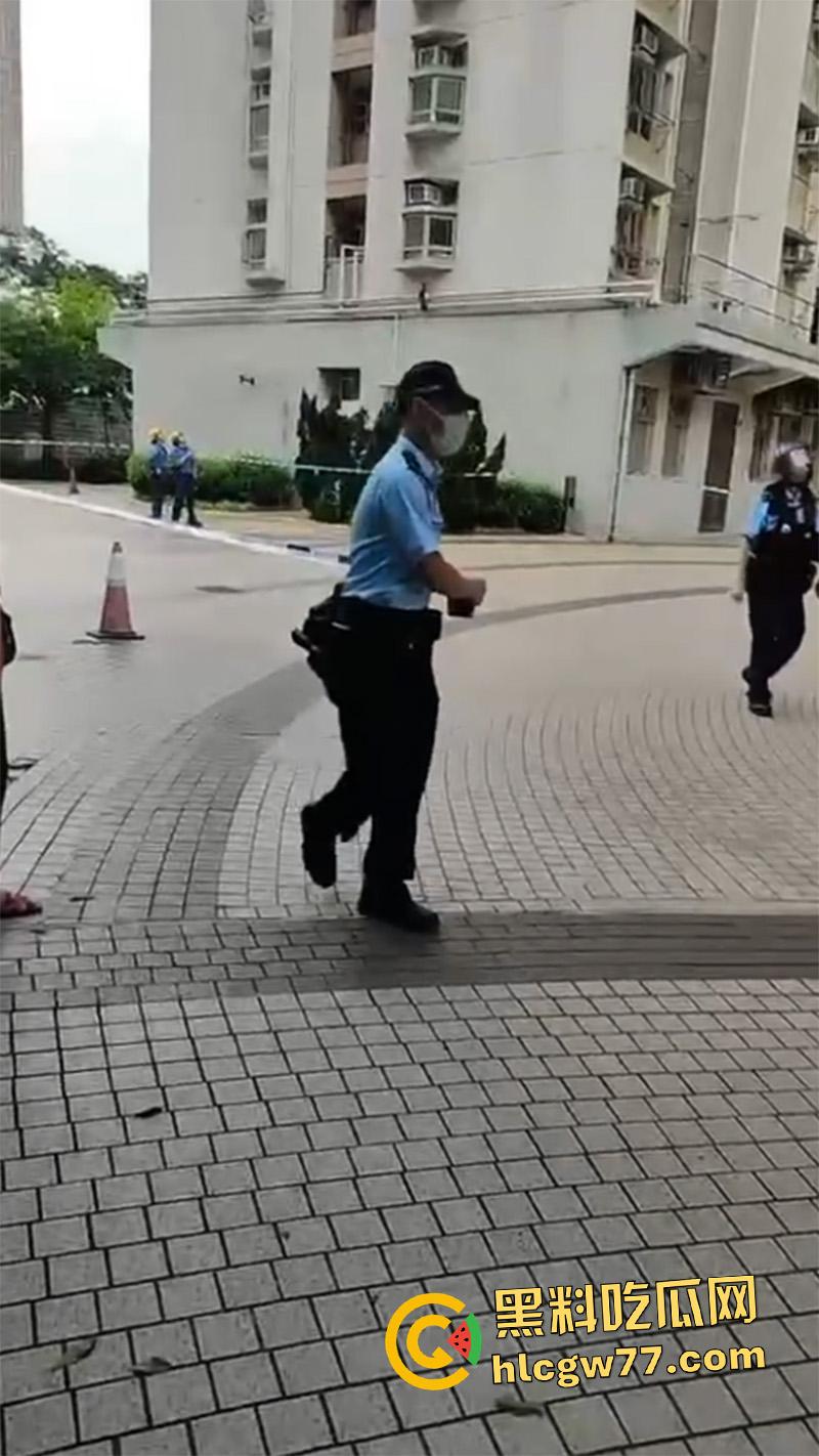 香港惊现蜘蛛侠,一男子顺高层水管爬行,据悉是情夫结果老公提前回家,老哥胆子真大啊!-6