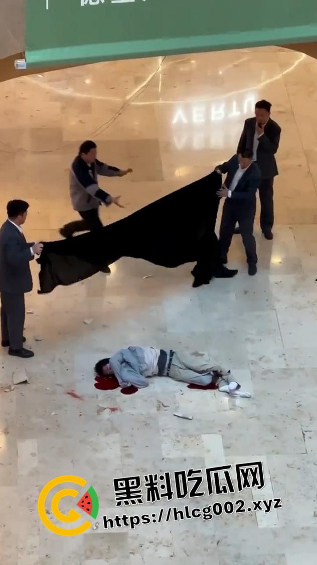 南京德基跳楼现场未打码视频！七楼跳下 头碎爆浆 年纪轻轻想不开呢-2