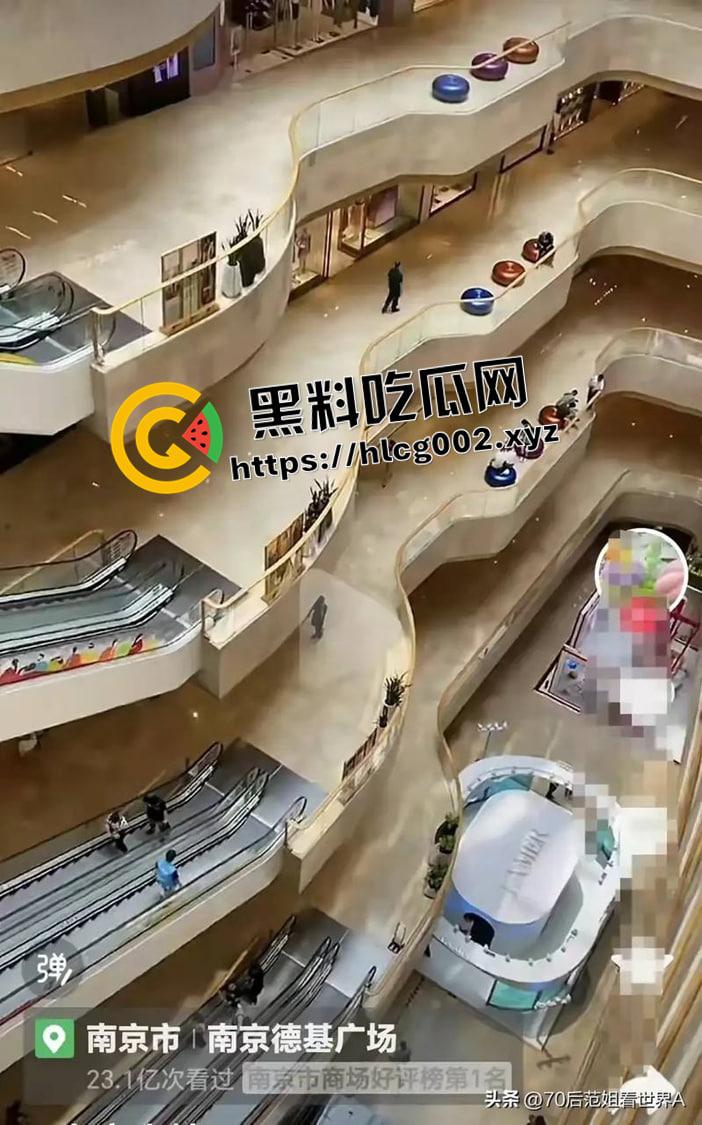 南京德基跳楼现场未打码视频！七楼跳下 头碎爆浆 年纪轻轻想不开呢-5